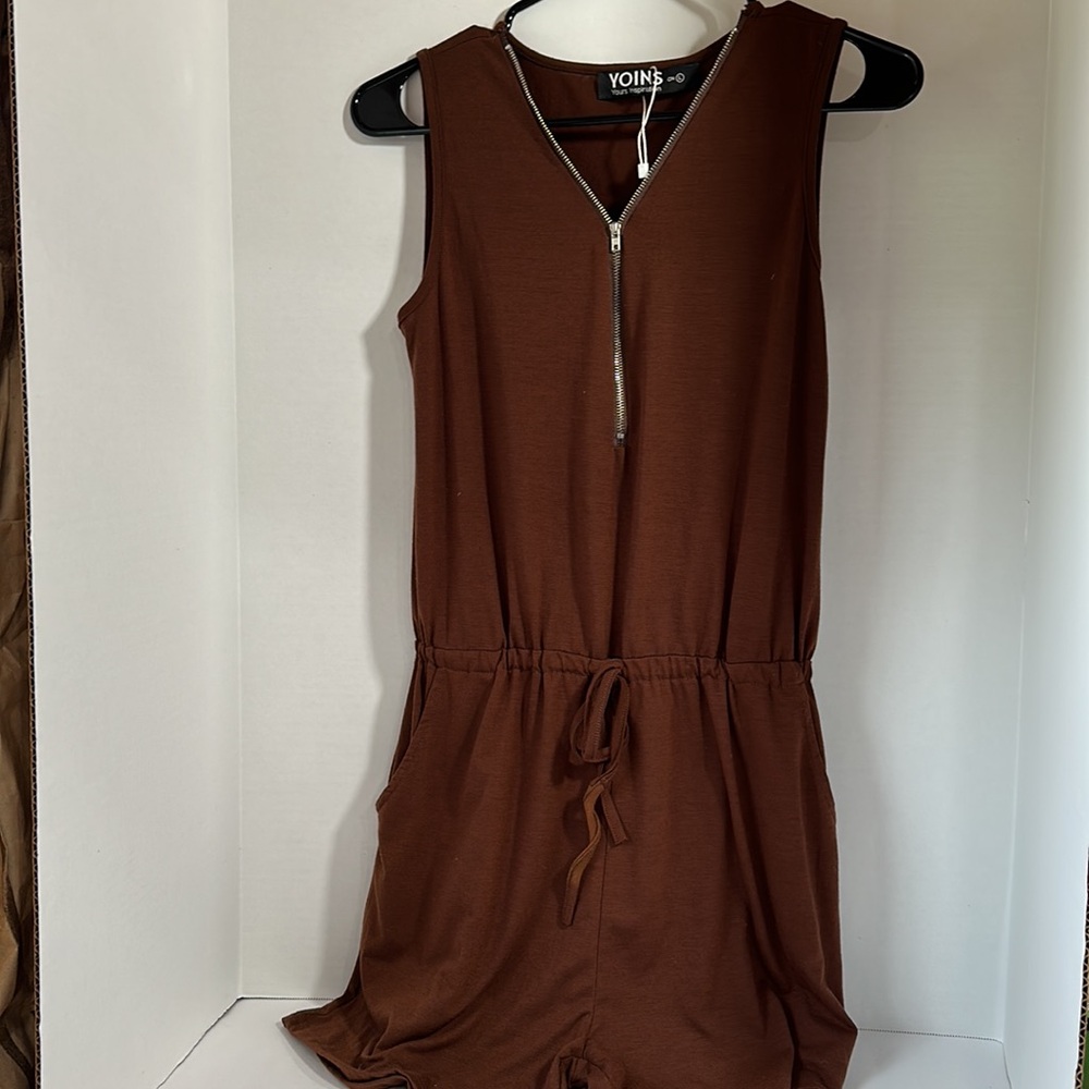 Yoins brown sleeveless short romper with pockets size large